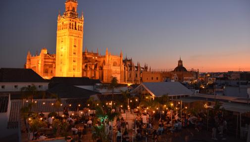 11 terrazas de moda en Sevilla para cenar y tomar copas