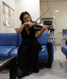 Imagen secundaria 2 - Algunos de los músicos estudian, afinan y descansan antes del concierto