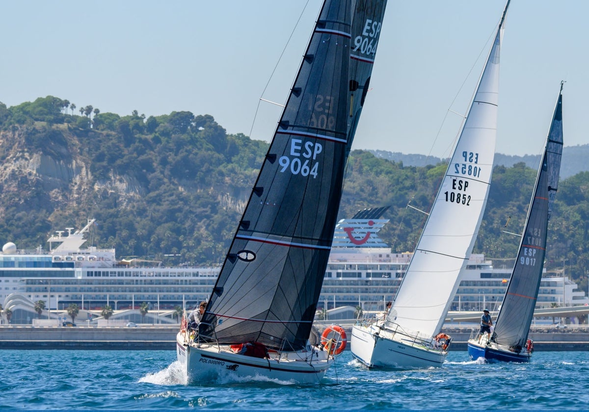Los barcos navegando en la primera ceñida con Barcelona al fondo camino de Palamós.