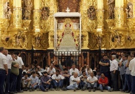 El salto de la reja se produce en la madrugada del domingo al lunes de Pentecostés y marca el inicio de la procesión de la Virgen del Rocío