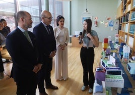 Los alumnos participantes en la iniciativa presentan sus maquetas con sus proyectos de ciudades