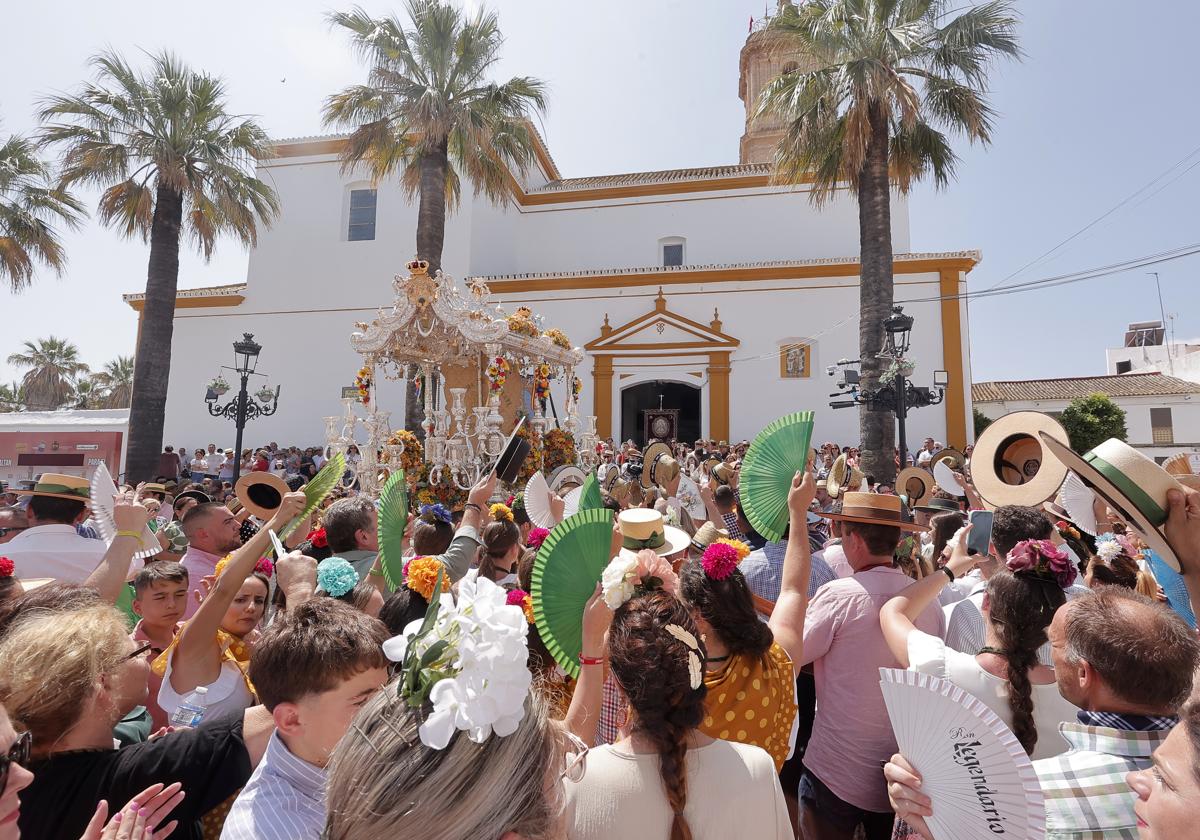 Mairena del Aljarafe en el paso de hermandades por Villamanrique en su camino hacia El Rocío