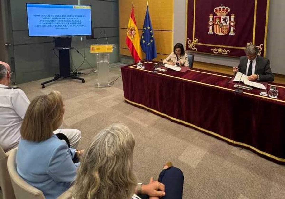 La ministra de Defensa, Margarita Robles, y el alcalde de Soria, Carlos Martínez, firman el procotolo para el Centro de Capacidades Tecnológicas Avanzadas.