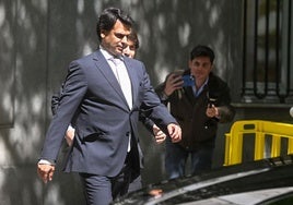 La juez imputa a la esposa de un directivo de Quirón a la que el novio de Ayuso compró una empresa «sin actividad»