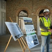 Operarios dentro del antiguo matadero municipal de Pozoblanco