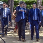 El presidente de la Junta de Andalucía, Juanma Moreno (derecha), a su llegada a ofrecer una rueda de prensa durante la XXVIII Conferencia de Presidentes, en Palau de Pedralbes de Barcelona