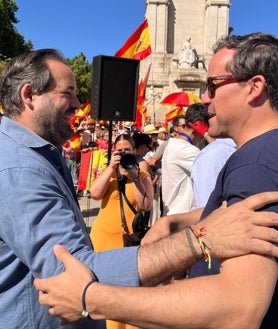 Imagen secundaria 2 - En Madrid han estado los concejales José Manuel Velasco, Iñaki Jiménez y Marisol Illescas, también la secretaria regional Carolina Agudo, el diputado Agustín Conde, el senador Miguel Ángel de la Rosa o el diputado regional Santiago Serrano, entre otros. A la derecha, el saludo entre el presidente del PP en Castilla-La Mancha, Paco Núñez, y el presidente provincial Carlos Velázquez