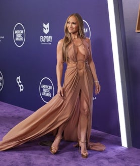 Imagen secundaria 2 - Vicky Martín Berrocal junto a su hija Alba, en el primer capítulo de la docuserie; las cuatro Berrocal: Victoria, Alba, Vicky y Rocío, y JLO en los American Music Awards 2025