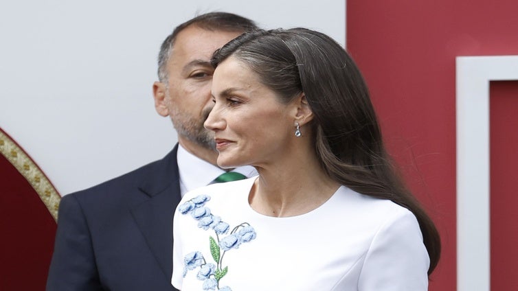 El elegante vestido de la Reina Letizia para el acto de las Fuerzas Armadas 2025: un diseño de Carolina Herrera que ya ha llevado antes