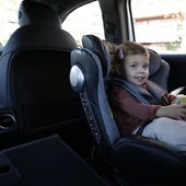 El grave riesgo de llevar a tu hijo en el coche con el abrigo puesto