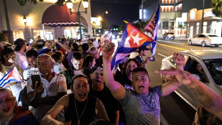 Cubanos residentes en Miami protestan en apoyo a su pueblo y contra la dictadura