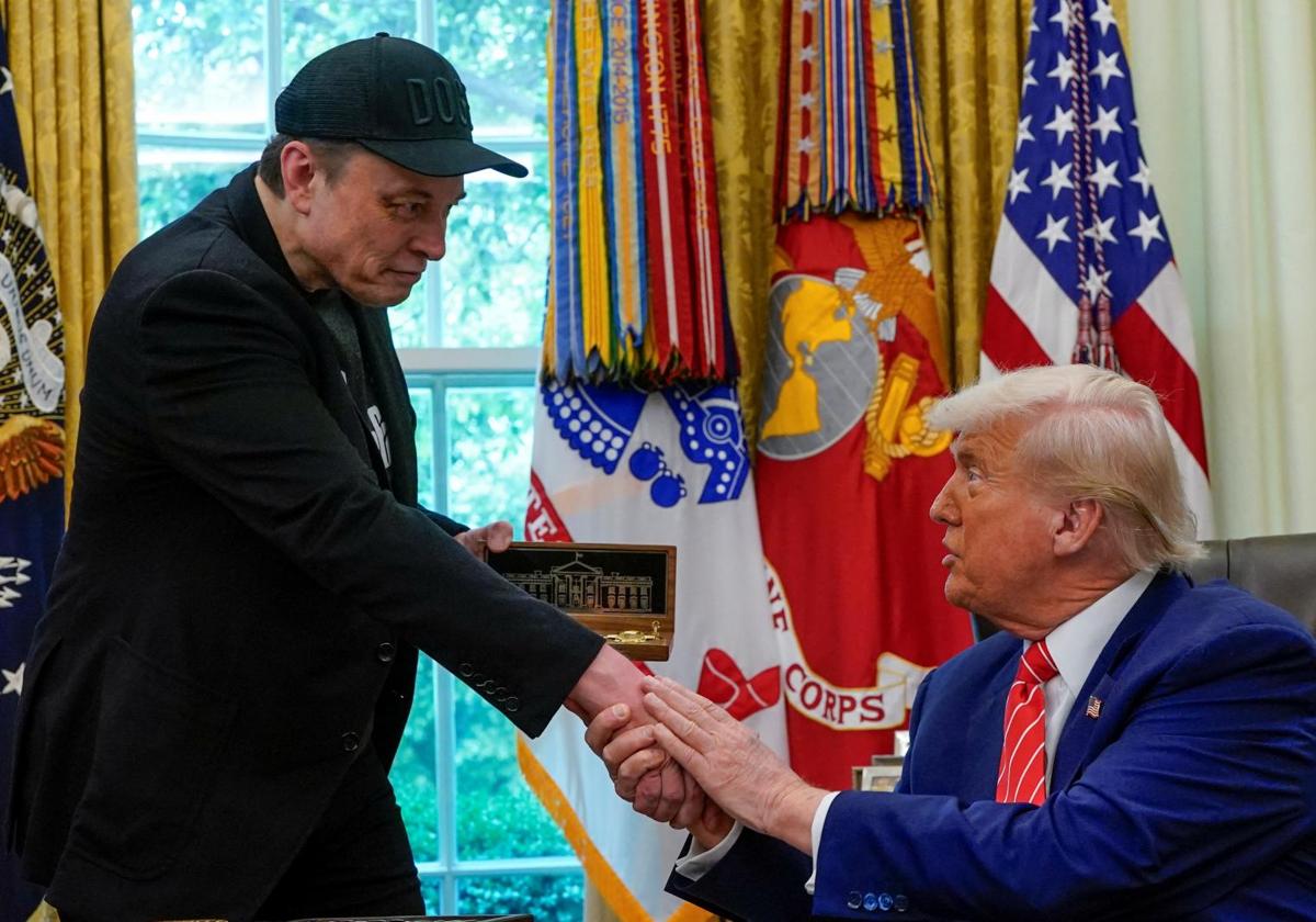 Elon Musk y Donald Trump dándose la mano en el Despacho Oval en su última rueda de prensa juntos