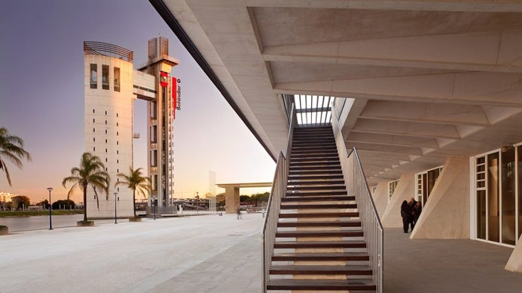 Desde la Torre Mirador del Pabellón de la Navegación se puede admirar una perspectiva única de la ciudad de Sevilla