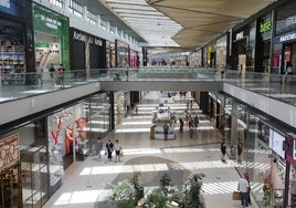 Este centro comercial de Sevilla busca intercambios de túnicas de nazareno y trajes de flamenca