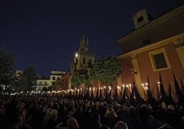 La sobredimensión de los cortejos de nazarenos asfixia la Semana Santa de Sevilla
