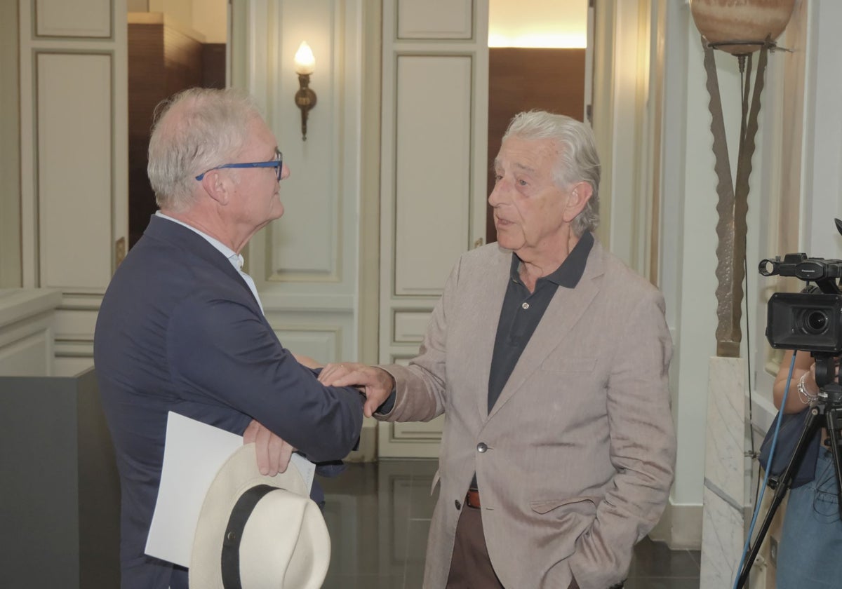 Joaquín López-Sáez junto a Miguel de los Santos, durante el acto de presentación del libro 'Flor de avispa'