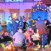 Sanitarios y servicios de emergencias atienden a las víctimas del suceso con el tractor en la Cabalgata de Reyes de Marchena de 2023