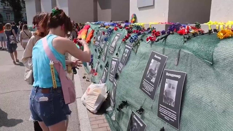 El KyivPride en Kiev homenajea a representantes del colectivo LGTBIQ+ en el ejército