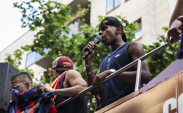 Imagen principal - Detalle de las joyas de Lamine Yamal durante la celebración de La Liga