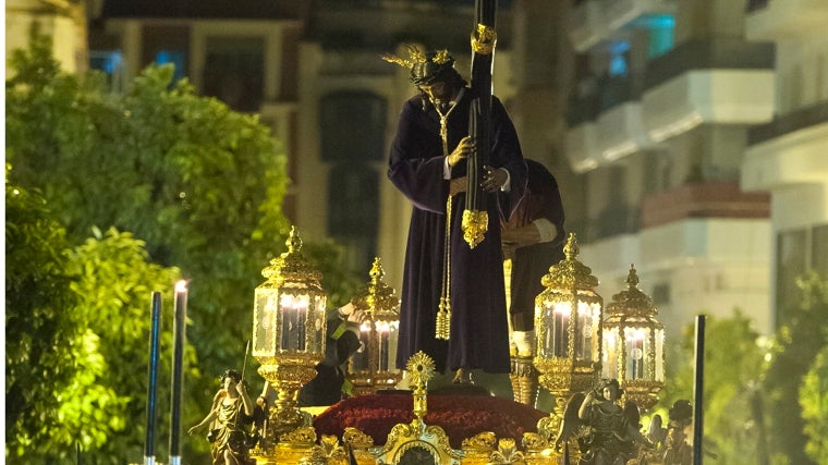 El Nazareno por las calles del centro de Huelva