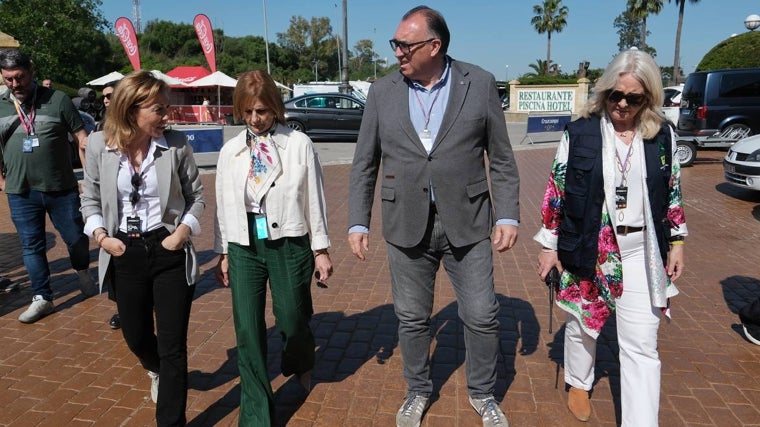 Arturo Bernal entre María José García Pelayo y Mercedes Colombo.