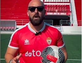 Germán Beardo se viste de corto para anunciar que el Ayuntamiento de El Puerto regala 1.000 entradas para llenar el Cuvillo este domingo